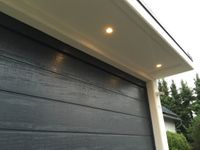 Vordach mit LED-Beleuchtung - das Tor in anthrazit.